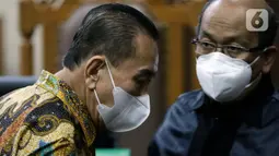 Terdakwa suap pengurusan fatwa MA serta penghapusan nama terpidana pengalihan hak tagih Bank Bali dari daftar red notice Polri, Djoko S Tjandra (kiri) saat sidang putusan di Pengadilan Tipikor Jakarta, Senin (5/4/2021). Djoko Tjandra divonis 4 tahun 6 bulan penjara. (Liputan6.com/Helmi Fithriansyah)