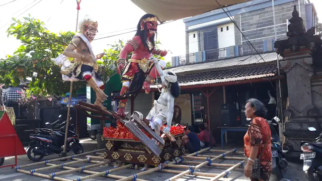 Warga Bali Mengarak Ribuan Ogoh-Ogoh Malam Ini