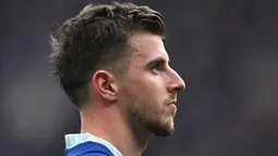 Tatapan kosong pemain Chelsea, Mason Mount setelah timnya dipermalukan Tottenham Hotspur 0-2 di pekan ke-25 Premier League yang berlangsung di Tottenham Hotspur Stadium, Minggu (26/2/2023) malam WIB. (AFP/Justin Tallis)