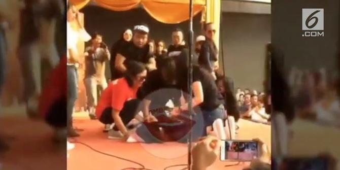 VIDEO: Detik-Detik Zaskia Gotik Pingsan Saat Manggung