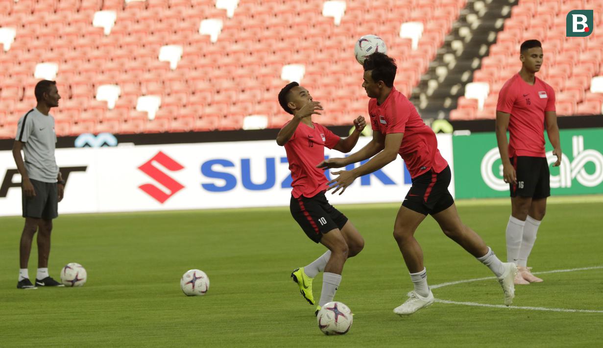 Para pemain Singapura tampak rileks saat latihan jelang laga Piala AFF 2018 di Stadion Nasional, Singapura, Kamis (8/11). Singapura akan melawan Timnas Indonesia. (Bola.com/M. Iqbal Ichsan)