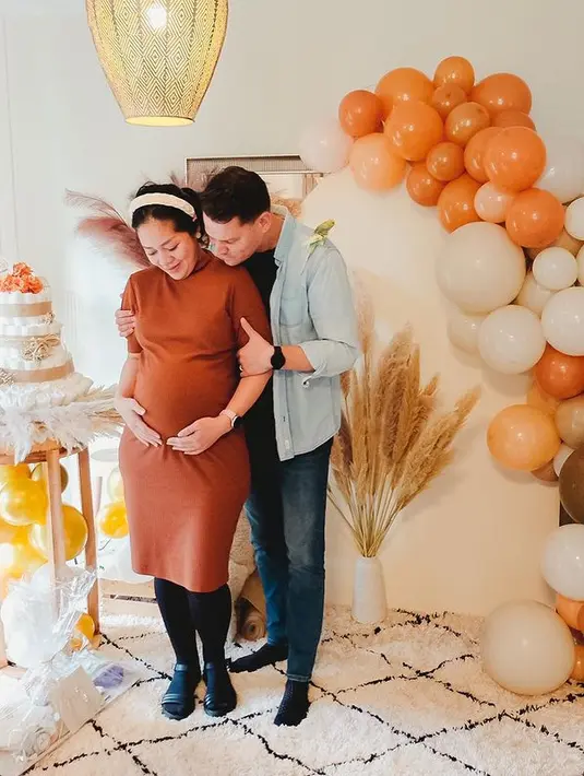Ia mengenakan knitted mini dress berwarna cokelat yang dipadukan dengan legging berwarna hitam. Di momen baby shower pertamanya, Gracia Indri tampil dengan busana bernuansa Fall yang kasual. (instagram/acit_dibelanda)