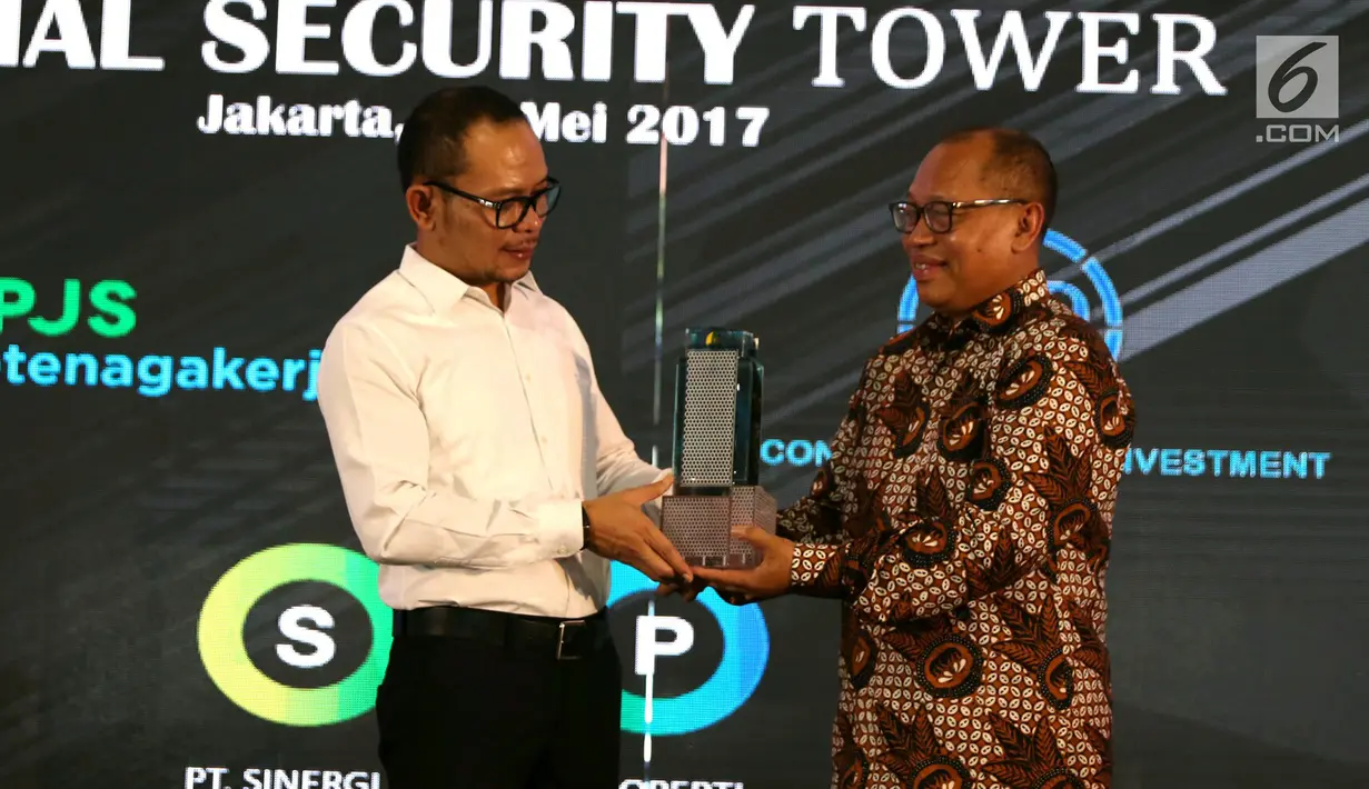 Menaker, Hanif Dhakiri bersama Direktur Utama BPJS Ketenagakerjaan Agus Susanto saat peresmian proyek pembangunan Social Security Tower, Jakarta. Selasa (30/5). (Liputan6.com/Angga Yuniar)