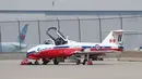 Petugas Bandara saat mempersiapkan  pesawat jet Snowbird untuk mengikuti Canadian International Air Show di Bandara Pearson, Toronto (3/9/2015). Acara ini digelar selama tiga hari. (REUTERS/Louis Nastro)