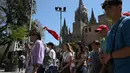 Sekelompok turis mengikuti pemandu wisata di Plaza de la Catedral di Barcelona, ​​​​pada 11 Mei 2022. Pengunjung sekali lagi memadati jalan-jalan sempit di kawasan Gothic Barcelona yang sempit saat perjalanan global bangkit kembali dari pandemi COVID-19, menghidupkan kembali kekhawatiran atas pariwisata massal di kota pelabuhan Spanyol.
(LLUIS GEN / AFP)