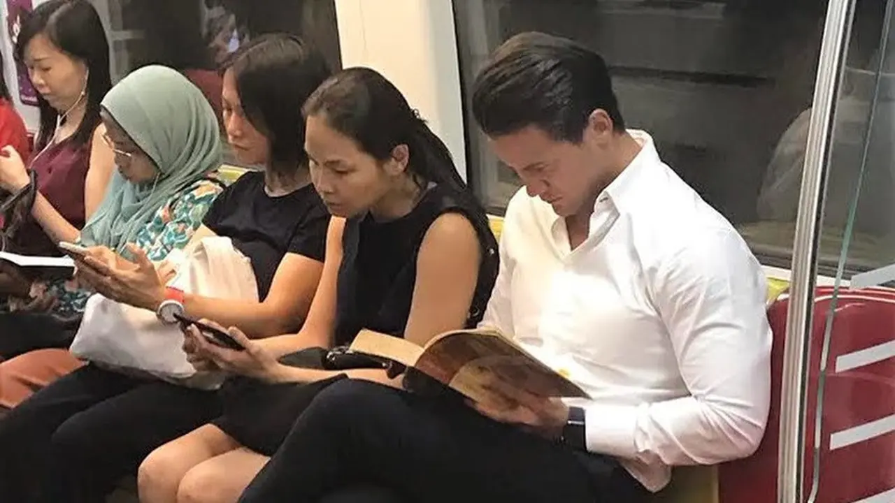 Potret cowok ganteng lagi baca buku