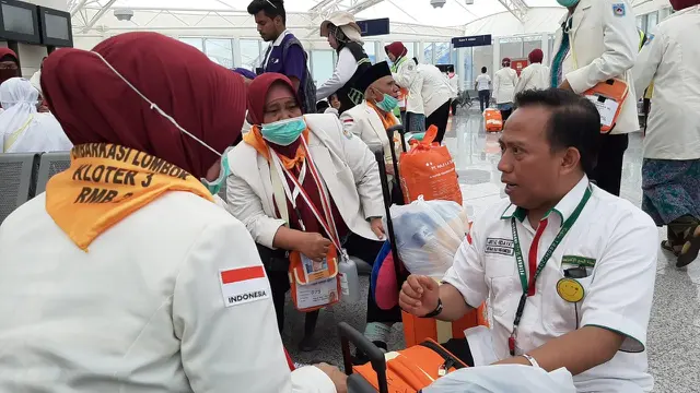Kepala Daerah Kerja (Kadaker) Bandara Jeddah-Madinah, Arsyad Hidayat menyambut para jemaah haji di Bandara, Madinah. Foto: Darmawan/MCH