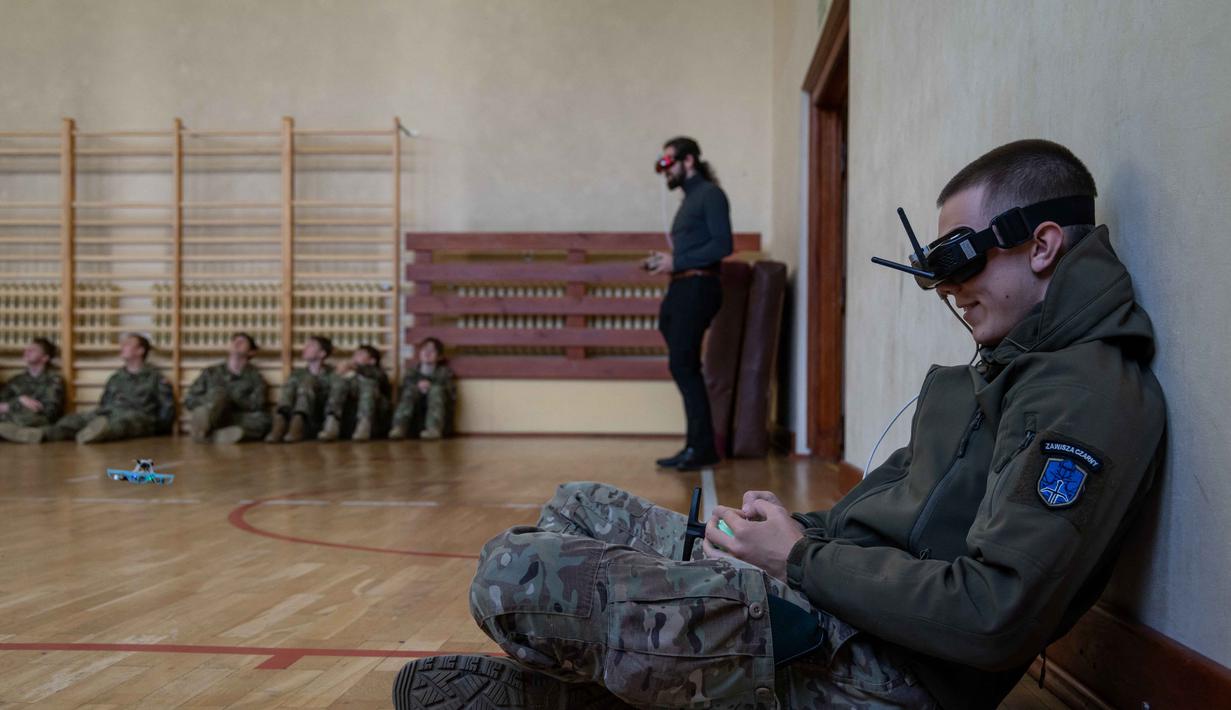 Pelatihan ini mencakup cara menggunakan drone, simulasi penerbangan, dan perannya dalam strategi militer modern. (Wojtek RADWANSKI/AFP)