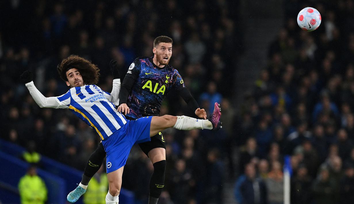 Brighton juga melepas empat pemainnya pada bursa transfer musim panas 2022 ini. Marc Cucurella menjadi pemain termahal yang dijual The Seagulls. Pemain asal Spanyol tersebut diboyong oleh Chelsea dengan harga 65,3 juta euro. (AFP/Glyn Kirk)