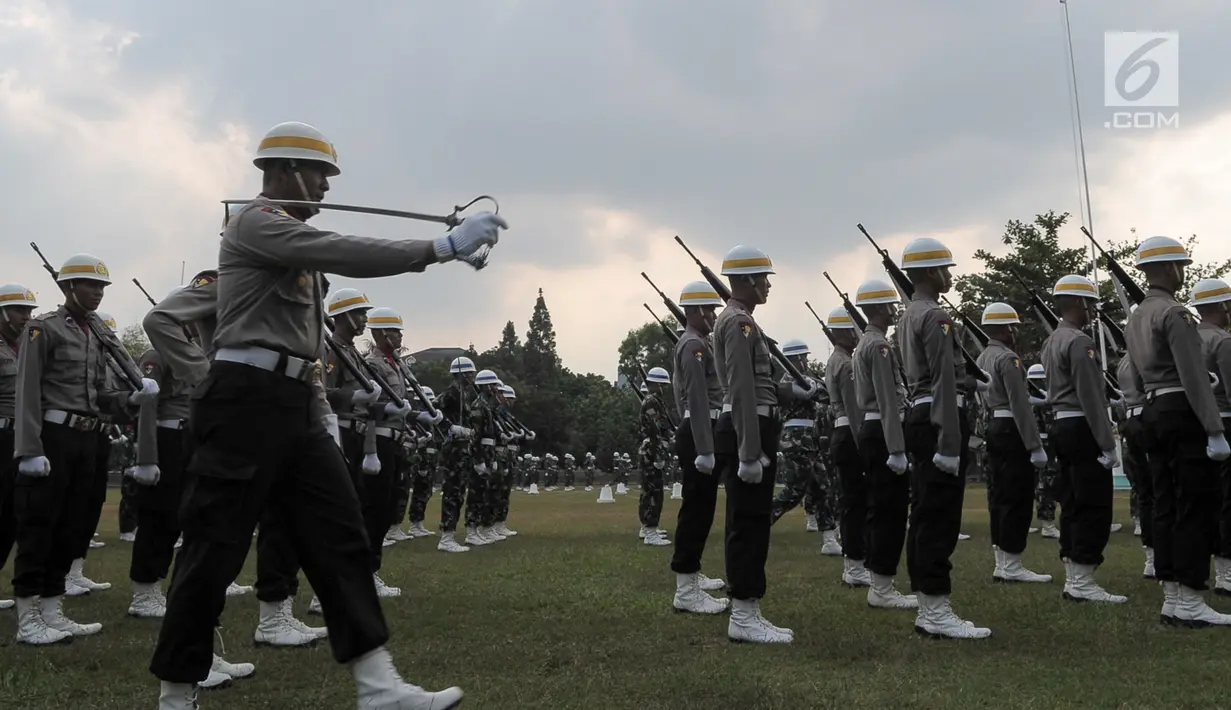 Anggota polisi mengikuti latihan gabungan bersama calon Paskibraka Nasional di PPPON Cibubur, Jakarta , Senin (7/8).  Latihan bersama ini untuk menyamakan gerakan dan langkah antara calon Paskibraka Nasional dengan tim gabungan (Liputan6.com/Yoppy Renato)