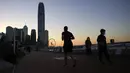 Orang-orang joging dan berjalan di sepanjang tepi pantai di Hong Kong, 8 Maret 2022. Pemerintah Hong Kong memperluas langkah-langkah jarak sosial, memaksa banyak fasilitas bisnis dalam ruangan seperti pusat kebugaran, salon, bar, dan spa tutup. (AP Photo/Kin Cheung)