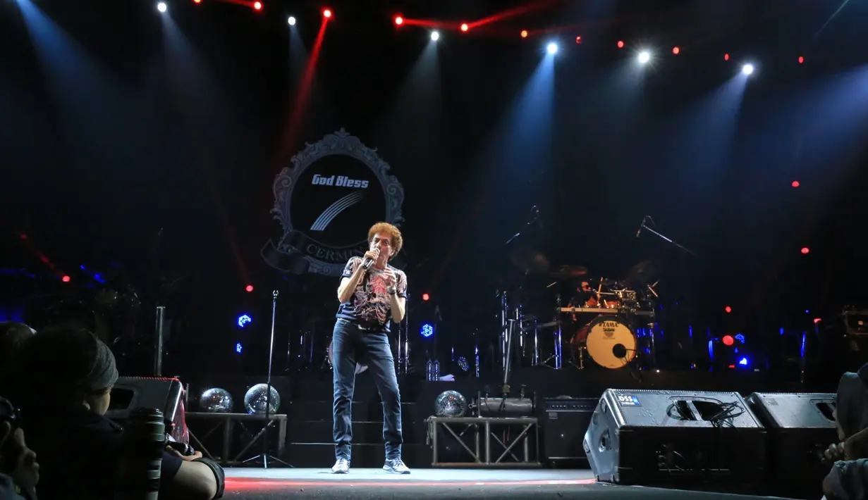 "Senang sekali Godbless dapat kesempatan (tampil) di balai sidang, jarang sekali loh. Biasanya di stadion yang open air. Ini kesempatan yang luar biasa, mudah-mudahan jadi hiburan yang baik," ucap Iyek menyapa para penonton. (Adrian Putra/Bintang.com)