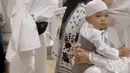 Sementara itu, Baby Issa tampil menggemaskan dengan setelan baju koko warna putih lengkap mengenakan pecinya.  [@yorafebrina]