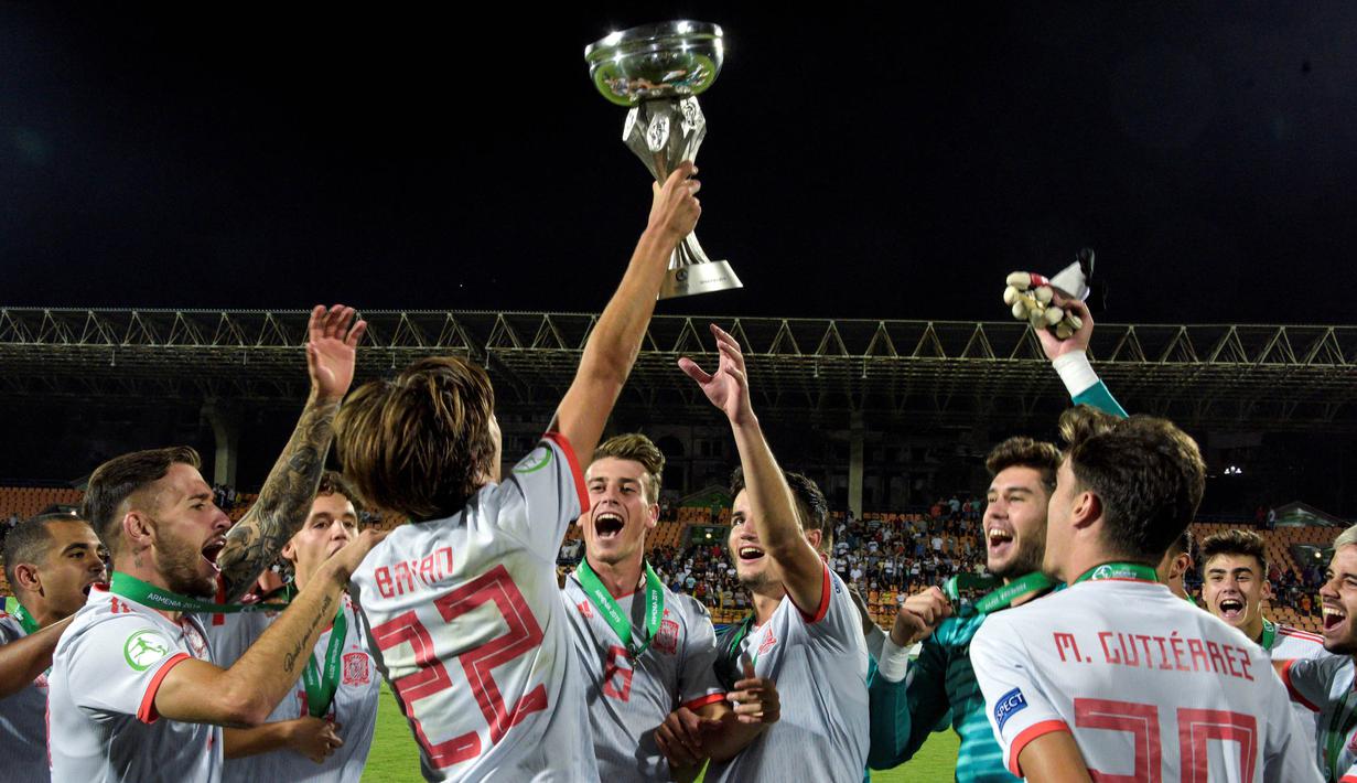 Para pemain Spanyol merayakan gelar juara Piala Eropa U-19 usai mengalahkan Portugal di Yerevan, Armenia, Sabtu (27/7). Spanyol menang 2-0 atas Portugal. (AFP/Karen Minasyan)