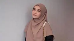 Hijab berwarna pastel menjadi salah satu fashion item favorit Kia yang cocok dipadukan dengan berbagai jenis outfit. (Liputan6.com/IG/@zaskiasungkar)