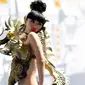 Bai Ling mengenakan gaun berornamen naga saat berjalan di red carpet ajang MTV Movie Awards 2015 di Nokia Theatre, Los Angeles, Minggu (12/4). (REUTERS/Mario Anzuoni)