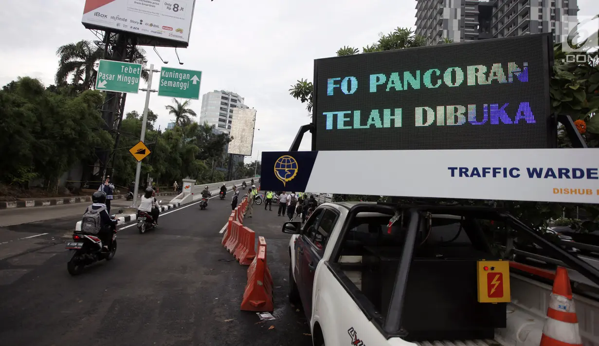 Papan pemberitahuan pengoperasian flyover (jalan layang) Pancoran yang mulai dibuka untuk umum, Jakarta, Senin (15/1). Jalan layang sepanjang 740 meter ini diharapkan bisa menggerus kemacetan di Ibu Kota. (Liputan6.com/Arya Manggala)
