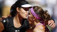 Ana Ivanovic (kiri) dari Serbia mengucapkan selamat pada Lucie Safarova (kanan) dari Republik Ceko setelah memenangi pertandingan semi final mereka di Perancis Terbuka, 4 Juni 2015. EPA / Yoan valat
