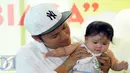 Gading Marten kerap dipanggil Gading saat bersama sang buah hati Gempita Noura Marten dalam sebuah talk show show di kawasan Gatot Subroto, Jakarta, Jum’at (24/07/2015). (Liputan6.com/Faisal R Syam)