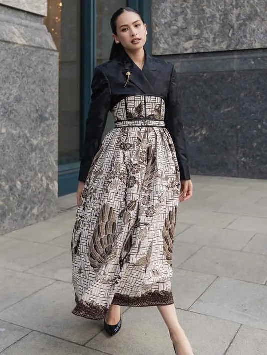 <p>Maudy Ayunda tampil mengenakan camo jaket dan kostum high weisted batik skirt dari desainer Wilsen Willim. [@maudyayunda]</p>