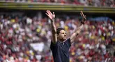Pelatih Bayer Leverkusen, Xabi Alonso melakukan perpisahan dengan para fans setelah laga lanjutan Liga Jerman 2024/2025 melawan Borussia Dortmund di BayArena, Leverkusen, Jerman, Minggu (11/05/2025) waktu setempat. (AFP/Ina Fassbender)