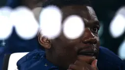Pemain Juventus, Paul Pogba terlihat duduk di bangku cadangan pada laga lanjutan Liga Italia 2022/2023 melawan Torino yang berlangsung di Allianz Stadium, 28 Februari 2023. (AFP/Marco Bertorello)