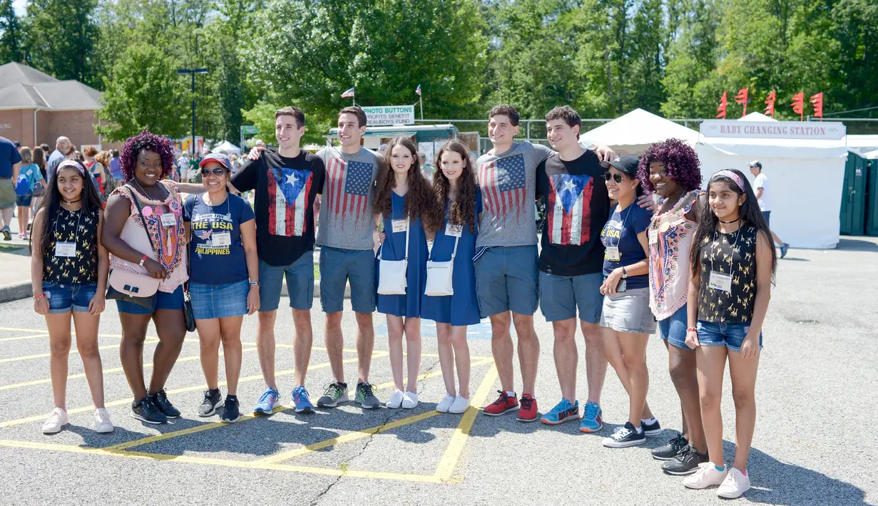 Pasangan anak kembar berpose untuk difoto saat mengikuti Festival Twins Days tahunan ke-42 di Twinsburg, Ohio (5/8). Festival kembar ini merupakan yang tersbesar didunia. (AFP Photo/Dustin Franz)