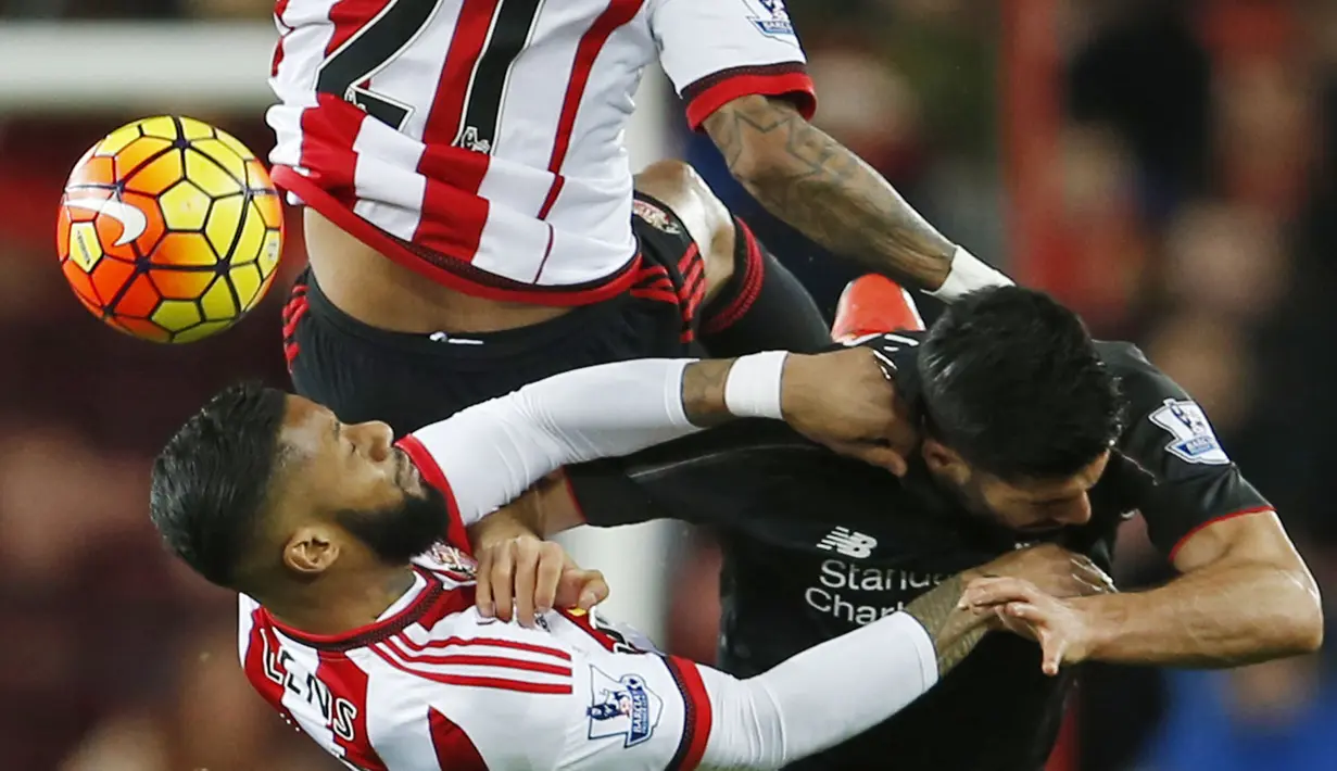 Pemain Sunderland, Yann M'Vila (kiri) dan pemain Liverpool, Emre Can (kanan) berebut bola pada Lanjutan Liga premier Inggris di Stadion Light, Inggris, Kamis (31/12/31) dini hari WIB. (Reuters/Lee Smith)