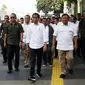 Presiden terpilih Joko Widodo atau Jokowi (kiri) bersama Ketua Umum Partai Gerindra Prabowo Subianto berjalan usai keluar dari Stasiun MRT Senayan, Jakarta, Sabtu (13/7/2019). Jokowi dan Prabowo mendapat pengawalan ketat Paspampres saat menuju FX Sudirman untuk makan siang. (Liputan6.com/JohanTallo)