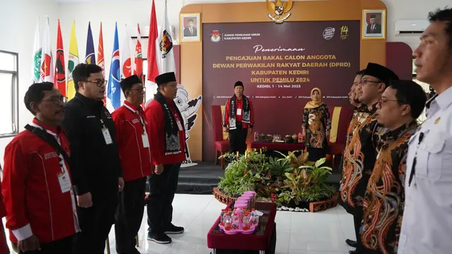 Mas Dhito Dampingi 50 Bacaleg PDI Perjuangan Daftar ke KPU Kabupaten Kediri