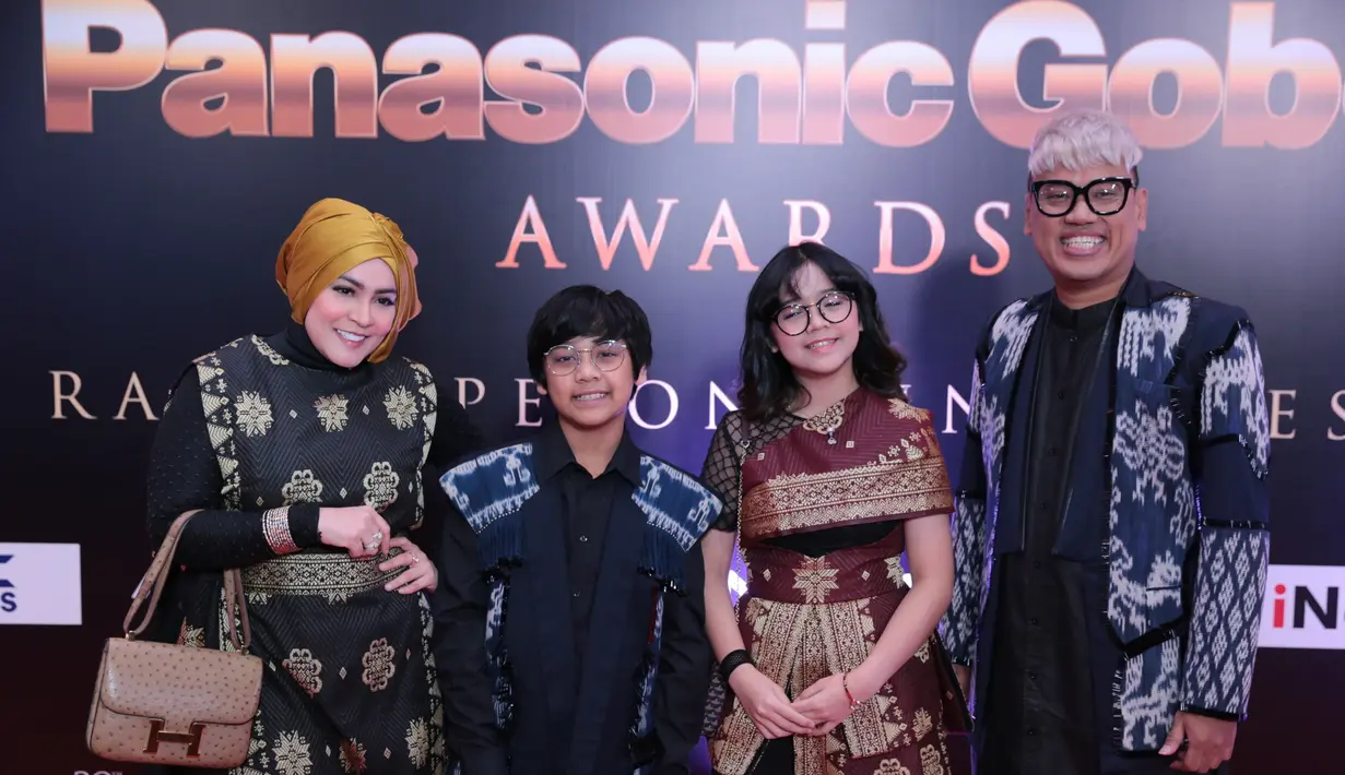 Keluarga yang selalu kompak ini menjadi salah satu pemenang di Panasonic Gobel Awards 2017. Uya Kuya didamping istri dan anak-anaknya berhasil meraih piala kemenangan di kategori Pembawa Acara Kuis/Game Show Terfavorit. (Adrian Putra/Bintang.com)