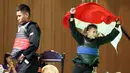 Pesilat Indonesia Iqbal Candra Pratama tak mampu menutupi kebahagiaannya setelah berhasil meraih medali emas pertamanya di ajang SEA Games. Total 8 emas, 7 perak dan 1 perunggu direbut Iqbal Candra Pratama dkk membuat tim pencak silat Indonesia menjadi juara umum di SEA Games 2023. (Bola.com/Abdul Aziz)