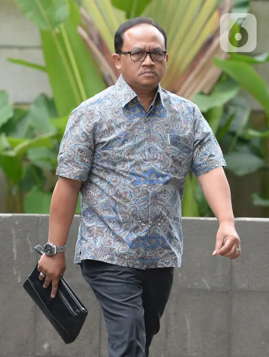 Direktur Utama PT Waskita Beton Precast Jarot Subana tiba di Gedung KPK, Jakarta, Rabu (5/2/2020). Jarot diperiksa untuk tersangka mantan Kepala Divisi II PT Waskita Karya Fathor Rachman dalam kasus dugaan korupsi pengerjaan subkontraktor 24 proyek fiktif. (merdeka.com/Dwi Narwoko)