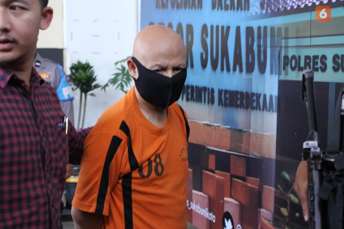 Staf Ahli Walikota Sukabumi, Andri Setiawan saat diamankan Satreskrim  Polres Sukabumi Kota dalam kasus penipuan (Liputan6.com/Fira Syahrin).