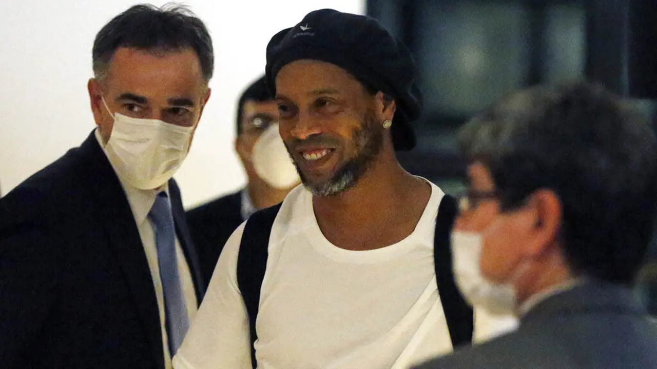 Ronaldinho Bebas dari Penjara Uruguay