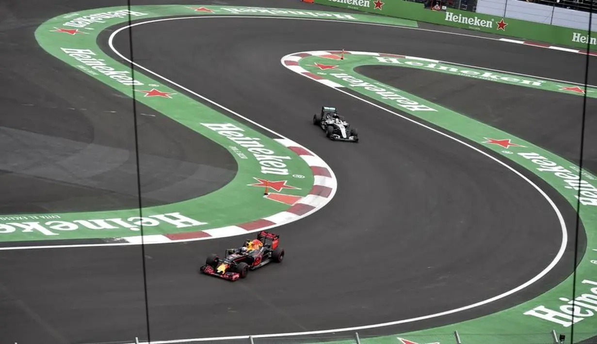 Salah satu tikungan menantang saat latihan bebas F1 GP Meksiko di Sirkuit Autodromo Hermanos Rodriguez, Jumat (28/10/2016). (AFP/Yuri Cortez)