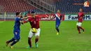 Duel Pemain Timnas Indonesia, Raphael Maitimo dengan pemain Laos dalam laga Piala AFF Suzuki 2012, di Stadion Bukit Jalil, Kuala Lumpur, Malaysia. Kamis, 25/11/2012. Pertandingan Berakhir seri 2-2.
