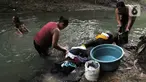 Warga mencuci pakaian di aliran Kali Cihoe, Cibarusah, Kabupaten Bekasi, Jawa Barat, Rabu (19/7/2023). Warga memanfaatkan Kali Cihoe untuk mandi dan mencuci pakaian saat musim kemarau karena sumur mereka kekeringan. (merdeka.com/Imam Buhori)