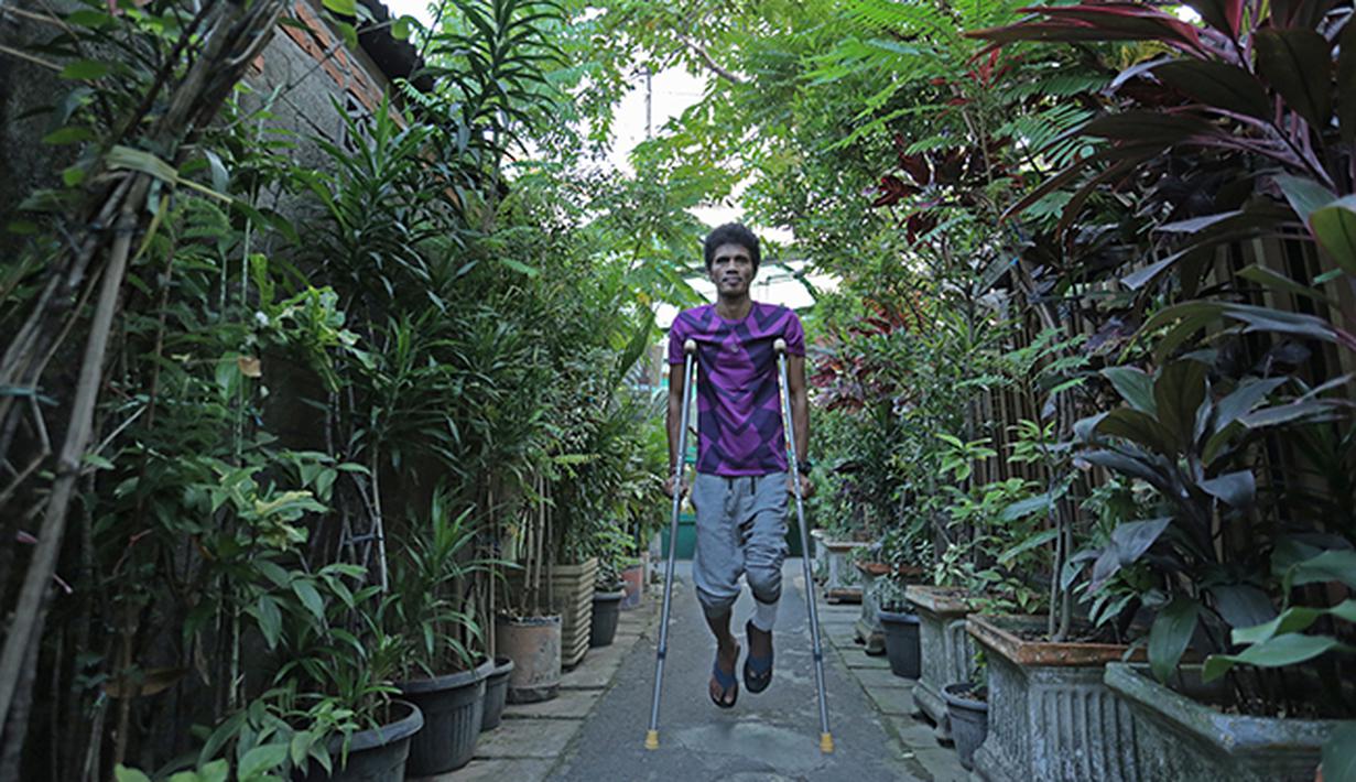 Alfin Tuasalamony menjalani proses pemulihan cedera dengan berlatih jalan di daerah sekitar wilayah rumahnya.  Bek yang menjadi kapten timnas Indonesia U-23 ini mengalami cedera di kaki kirinya karena insiden kecelakaan. (Bola.com/Peksi Cahyo)