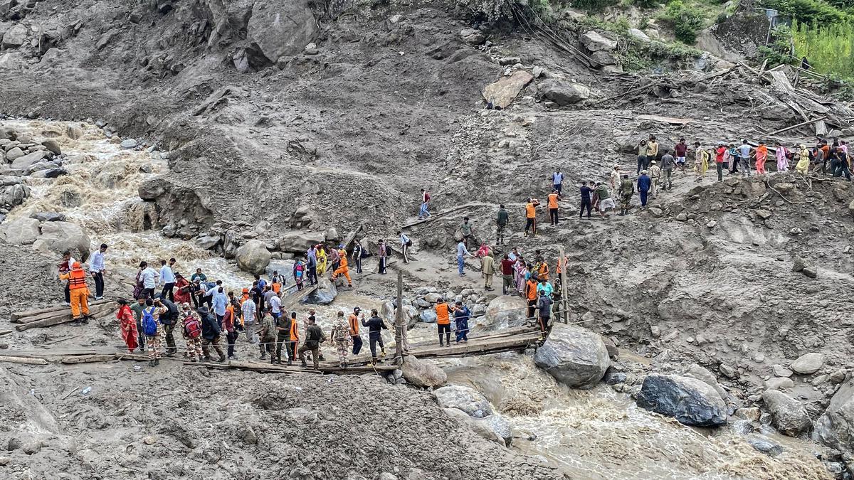 Puluhan Orang Tewas dan Ratusan Lainnya Hilang Diterjang Banjir Bandang di Kashmir India