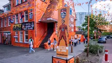 Suasana Jalan Marktweg di Den Haag, Belanda, didekorasi menjelang dimulainya Piala Dunia 2026, Selasa 9 Juni 2026. (AP Photo/Patrick Post)