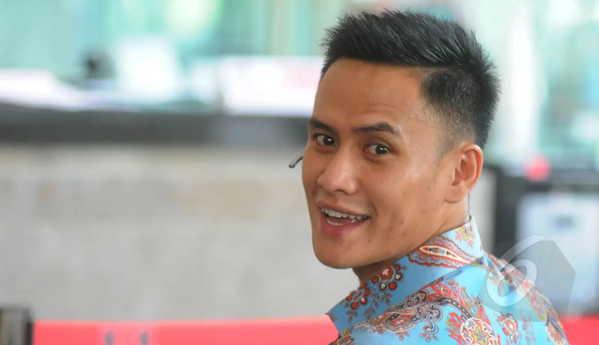 Choky Sitohang berada di ruang tunggu KPK, Jakarta, Kamis (19/3/2015). Choky menjenguk Willy Sebastian Liem yang ditahan terkait kasus dugaan suap pengadaan zat tambahan bahan bakar Tetraethyl Lead (TEL) Pertamina 2004-2005. (Liputan6.com/Herman Zakharia)