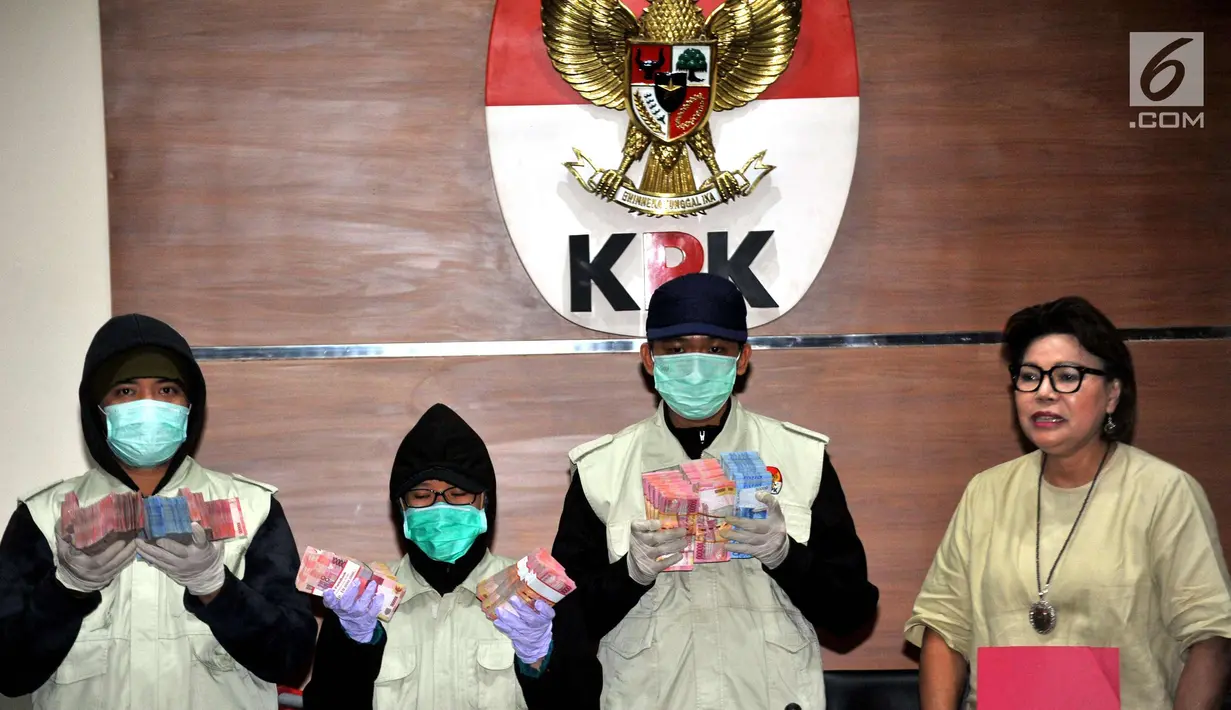  Wakil Ketua KPK Basaria Panjaitan (kanan) bersama Penyidik menunjukan barang bukti uang hasil OTT Walikota Cilegon, TB Iman Aryadi sebanyak Rp 1,15 Miliar, saat memberikan keterangan pers, di Gedung KPK, Jakarta, Sabtu (23/9). (Liputan6.com/Helmi Afandi)