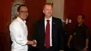 Menaker, Hanif Dhakiri (kiri) saat berjabat tangan dengan Direktur ILO untuk Indonesia, Peter van Rooij , Jakarta, Senin (17/11/2014). (Liputan6.com/Johan Tallo) 