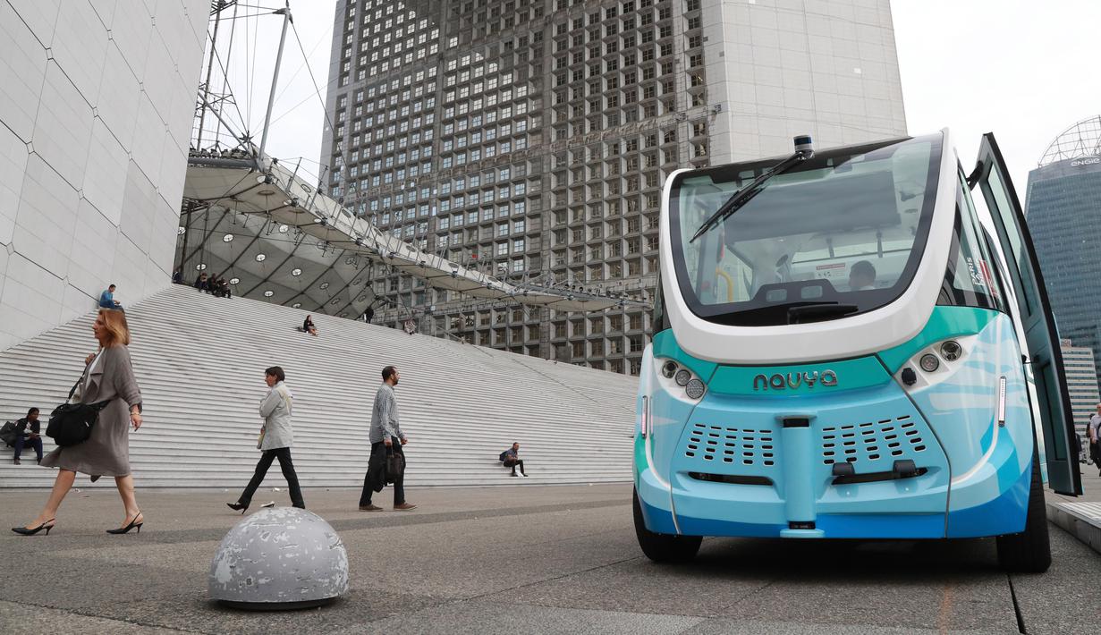 Bus listrik tanpa sopir ini dilengkapi sensor yang memungkinkannya melokalisasi posisi dan mendeteksi hambatan di jalan bahkan membaca rambu lalu lintas, Paris, Prancis, Senin (3/7). (AFP Photo/Jacques Demarthon)