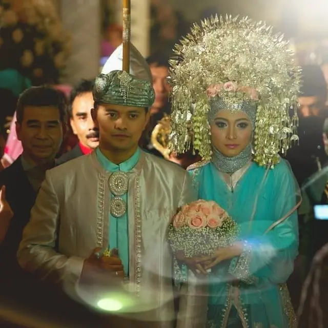 Jarang Tersorot, Ini 6 Potret Manis Meyda Sefira 'Ketika Cinta Bertasbih' dan Suami