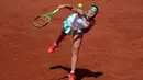 Petenis putri Latvia, Jelena Ostapenko, saat pertandingan melawan petenis Swiss, Timea Bacsinszky di semifinal Prancis Terbuka di Roland Garros, Paris Jumat (9/6/2017). Jelena Ostapenko menang dengan skor 7-6(4), 3-6, 6-3. (EPA/Tatyana Zenkovich)