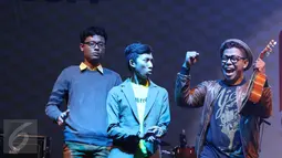 Ekspresi Panca Warna (kanan) saat dinobatkan menjadi pemenang kategori Stand Up Comedy pada final ajang kompetisi Torabika Cappucino Cool Expression di Plaza Barat Senayan, Jakarta, Sabtu (4/6/2016). (Liputan6.com/Herman Zakharia)