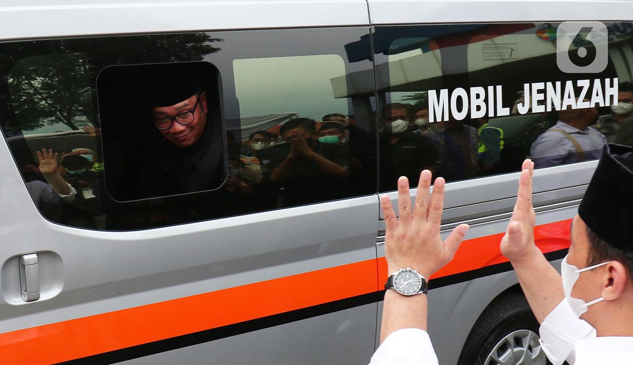 Gubernur Jawa Barat Ridwan Kamil saat siap membawa jenazah putranya Emmeril Kahn Mumtadz atau Eril di Bandara Soekarno-Hatta, Minggu (12/6/2022). Ridwan Kamil langsung membawa jenazah Eril menuju Bandung Jawa Barat untuk di makamkan. (Liputan6.com/Angga Yuniar)