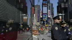 Aparat keamanan melakukan penjagaan di Times Square di Manhattan, New York, Selasa (22/3). Pasca serangan teror di Brussels, pihak keamanan AS meningkatkan pengamanan di bandara, stasiun kereta, dan tempat vital lainnya. (REUTERS/Stephanie Keith)